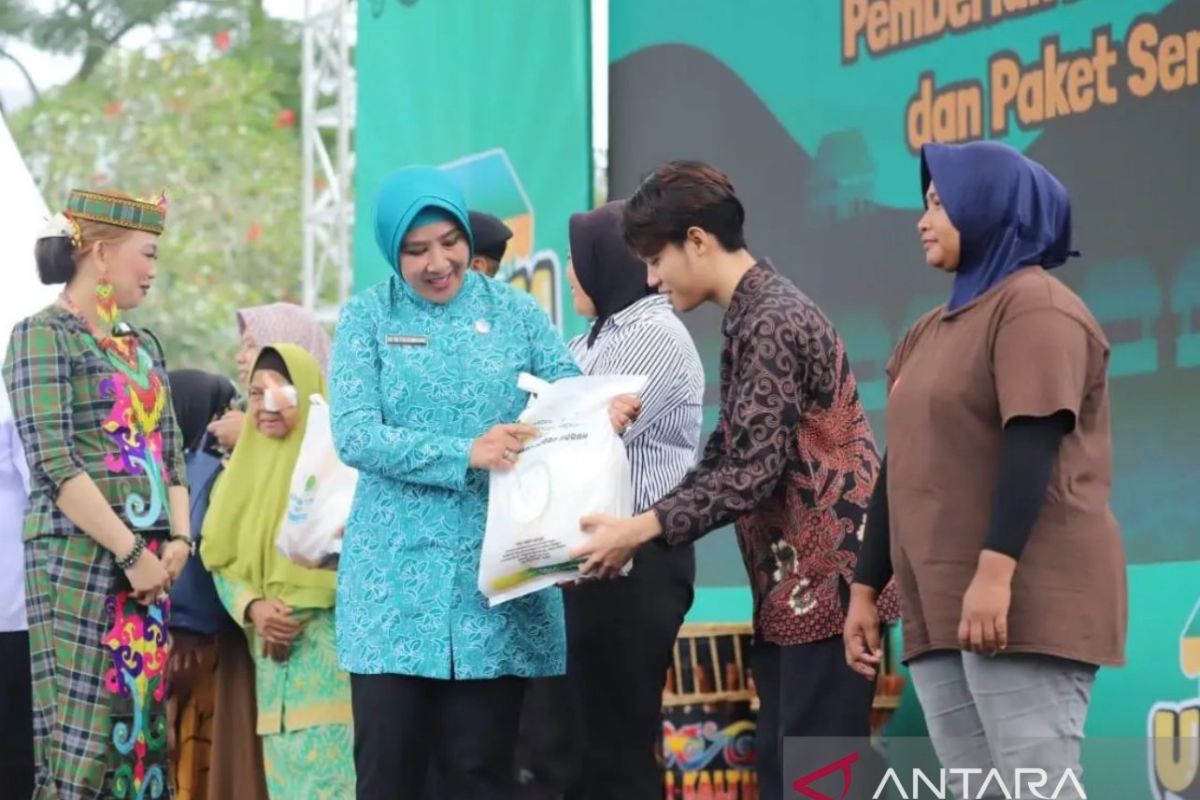 Pemprov Kaltim  salurkan bantuan sosial pada UMKM Festival 2025