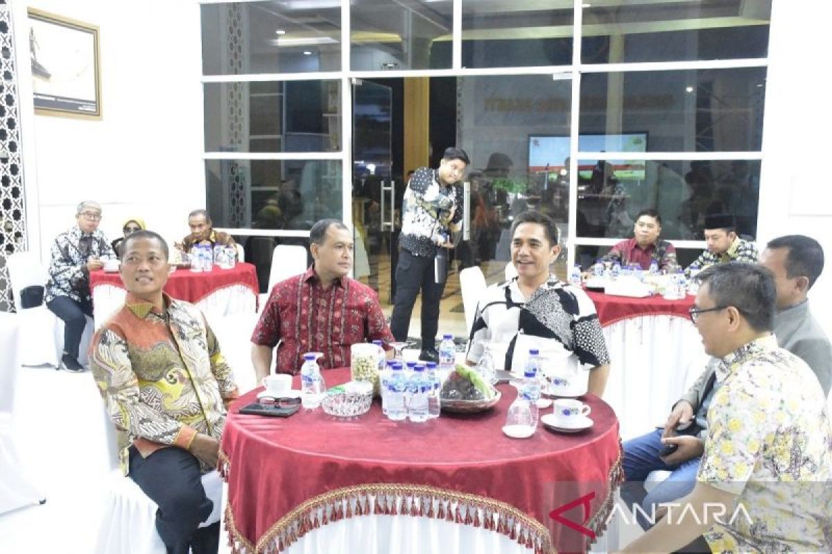 Kapolda Jambi dan pejabat utama nonton bareng virtual pergelaran wayang kulit