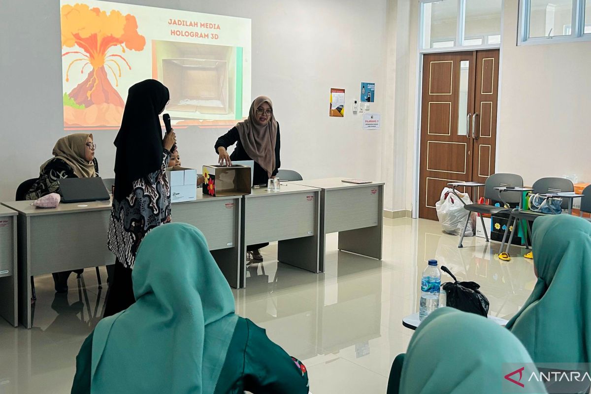 UNP bekali guru TK buat materi edukatif kurangi dampak erupsi Marapi