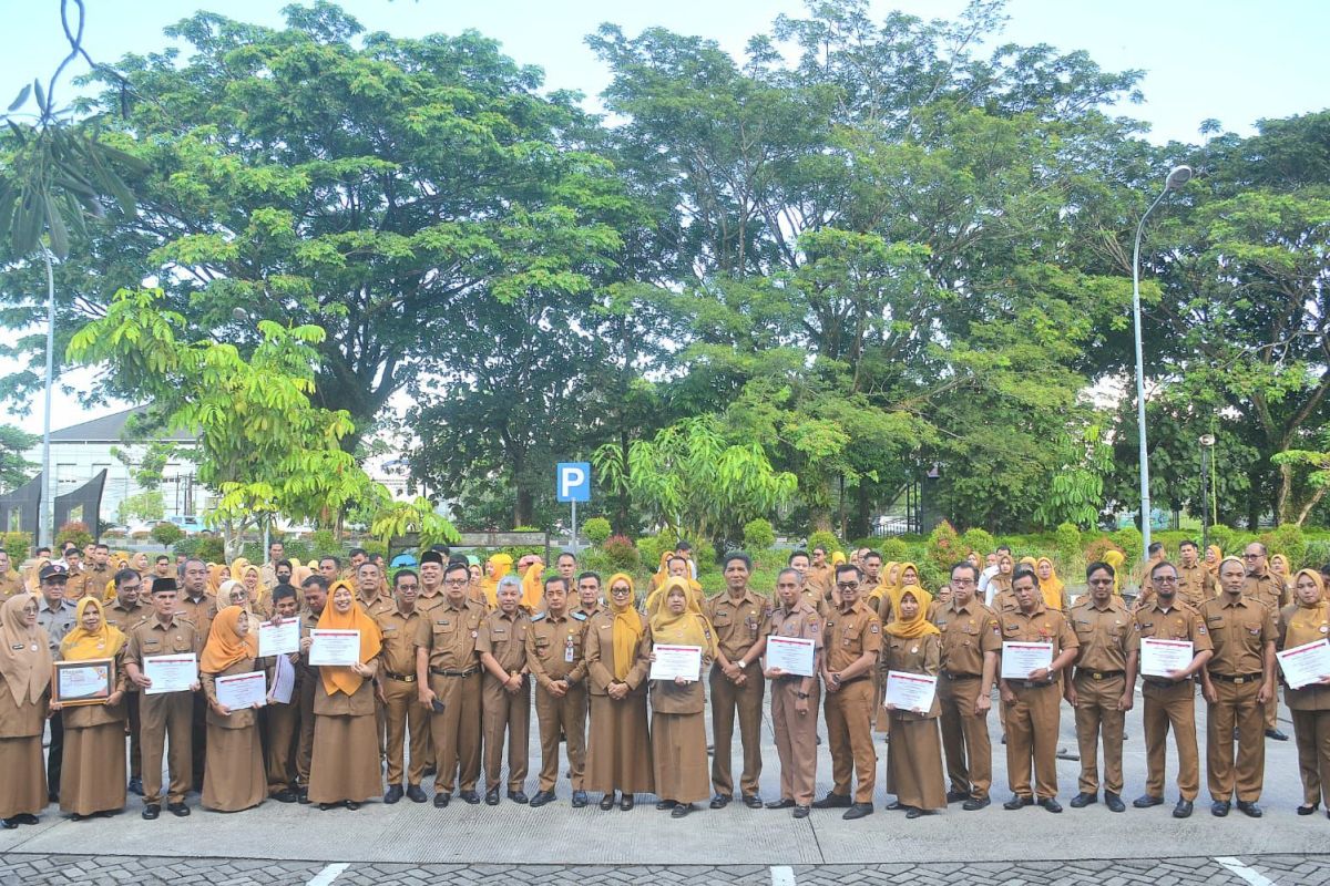 Pimpin apel, Plh Sekda Padang serahkan penghargaan Employee of The 1st Semester 2025