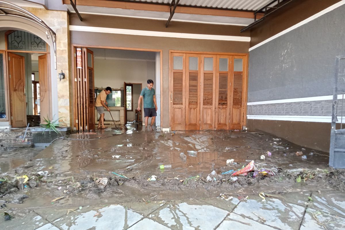 Banjir Mataram renggut korban jiwa, Puluhan ribu warga terpaksa mengungsi