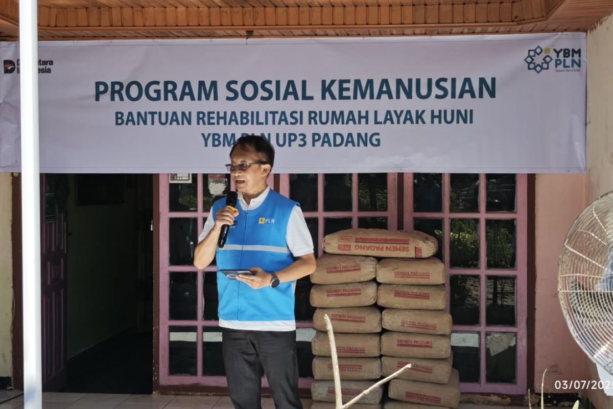 Direktur Retail & Niaga PLN hadir serahkan bantuan YBM untuk rehabilitasi rumah keluarga pensiunan di Padang Pariaman