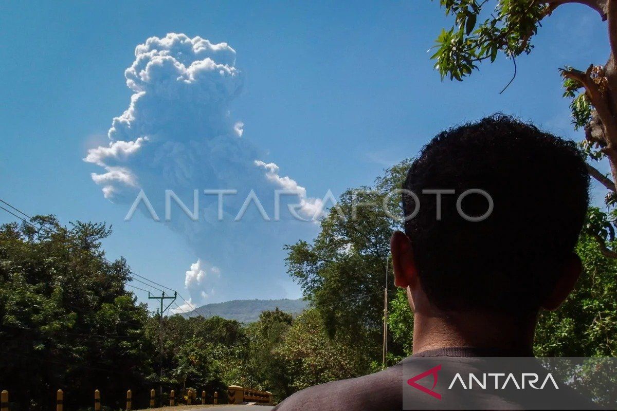 Erupsi Gunung Lewotobi disertai hujan pasir dan kerikil