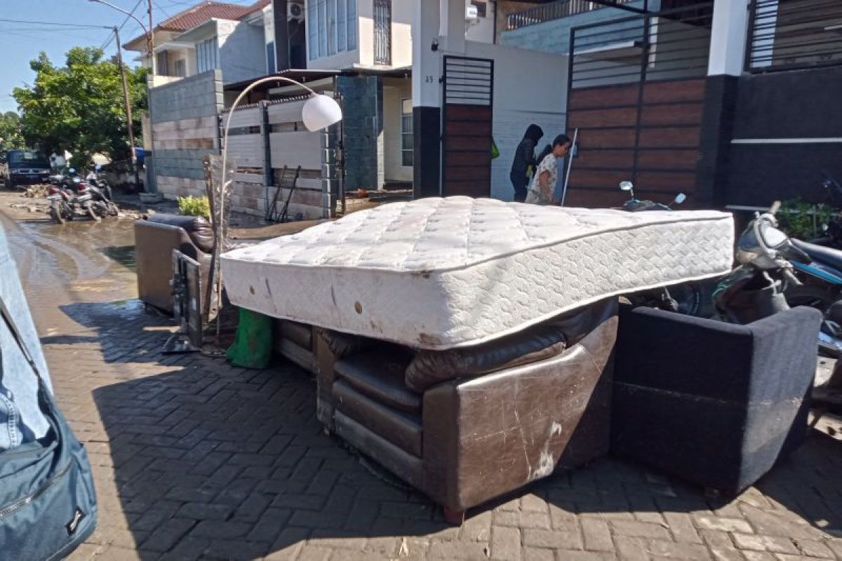 Puluhan ton sampah pascabanjir diangkut dari jalan-jalan utama Mataram