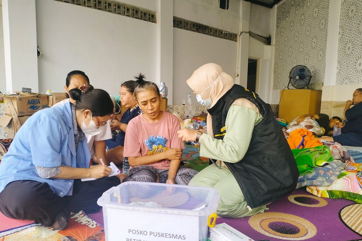 Cegah penyakit, Dinkes Kota Tangerang periksa warga terdampak banjir