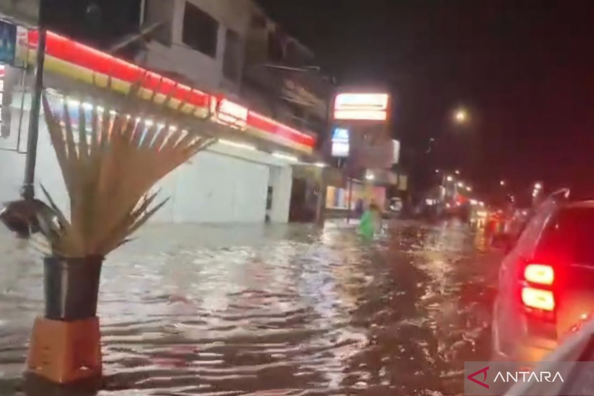 Kawasan Jababeka Kabupaten Bekasi dikepung banjir imbas luapan air sungai