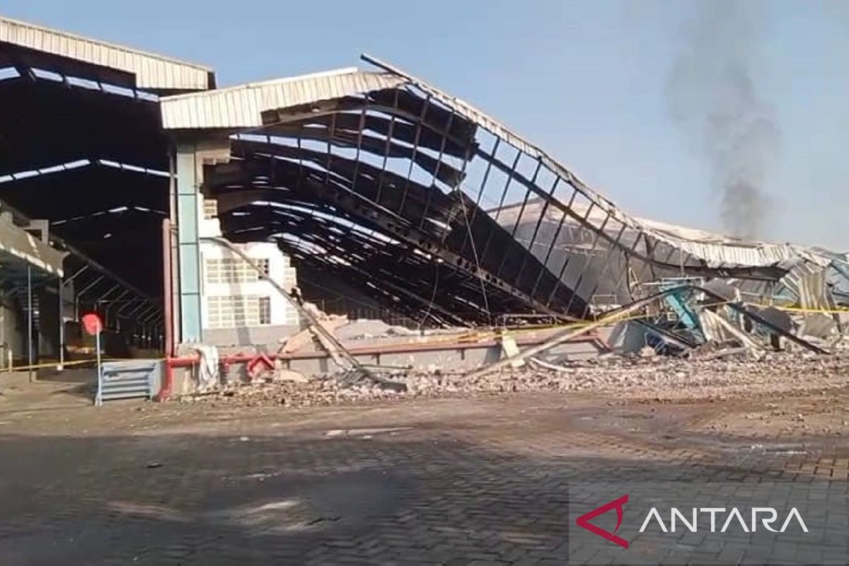 Major blaze tears through East Java shoe factory, police probe on