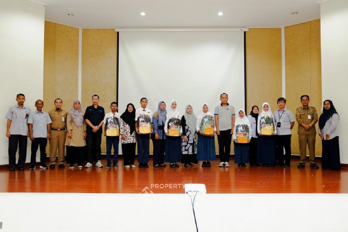 Orang tua antarkan anak ke Pemali Boarding School PT Timah