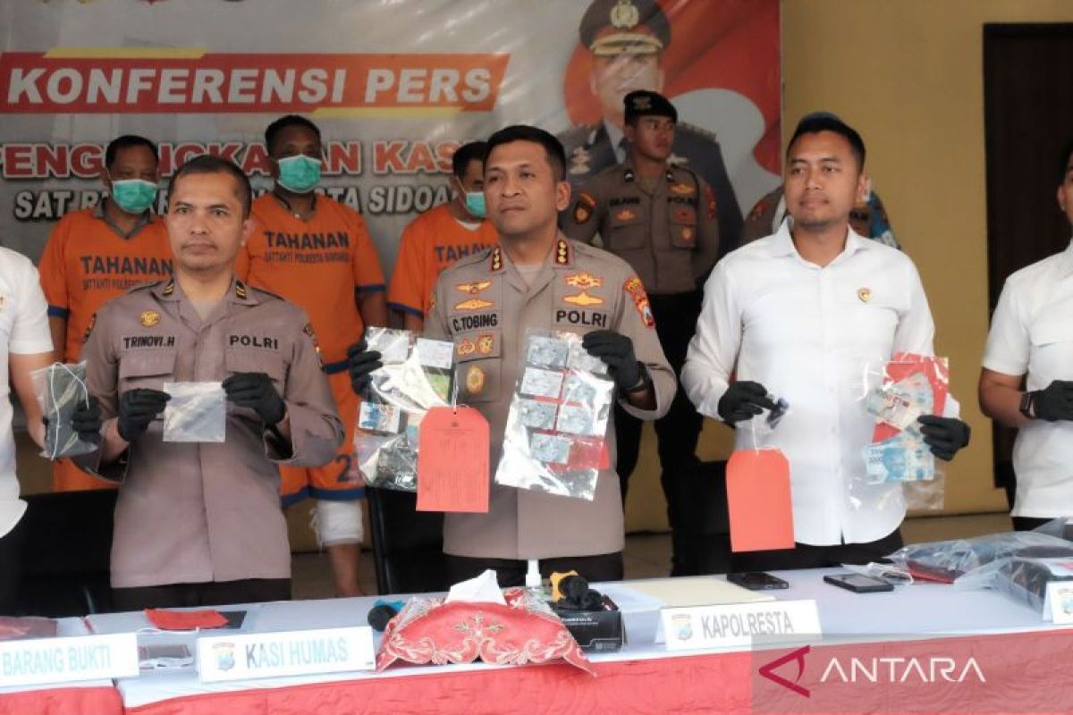 Polisi amankan tiga pelaku pembobolan rekening lewat ATM di Sidoarjo