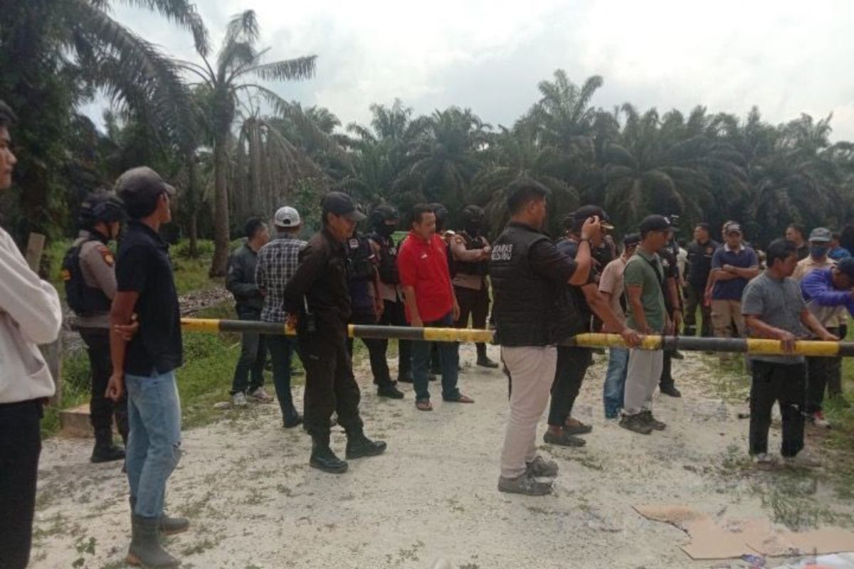 Masyarakat Apresiasi Polri Bantu Bongkar Pemblokiran Jalan Desa Pangkalan Baru