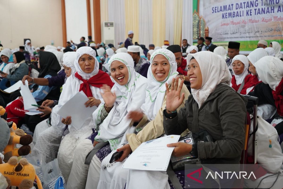 355 haji Kloter 22 Debarkasi  Medan tiba di tanah air