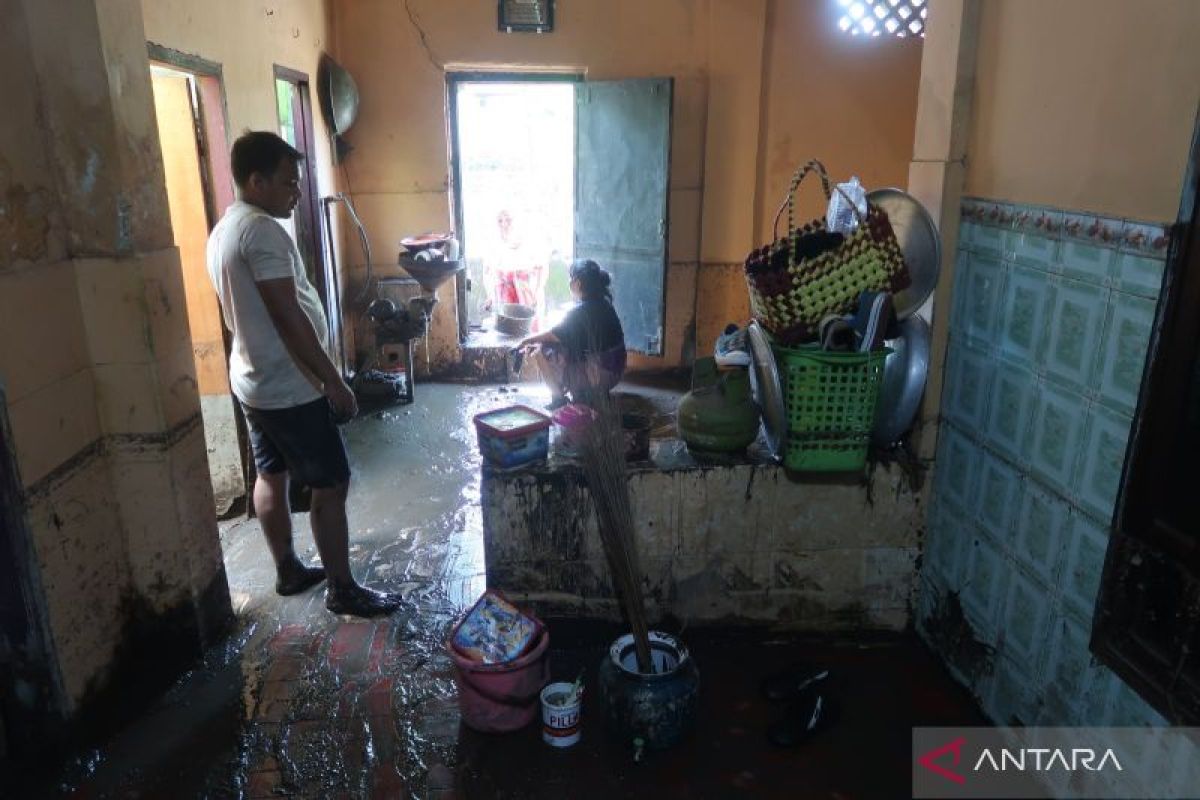 Kejutan banjir saat puncak kemarau