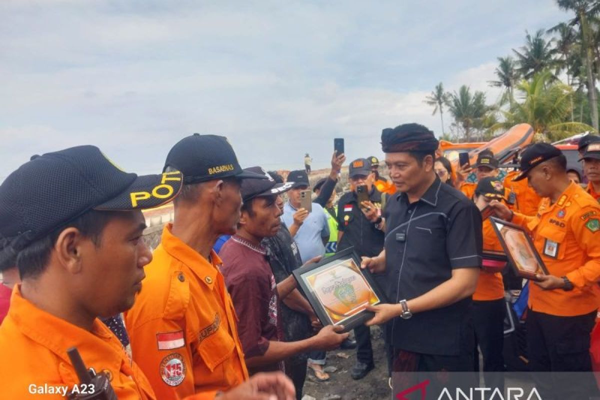 Pemkab Jembrana beri penghargaan ke nelayan penyelamat penumpang KMP Tunu