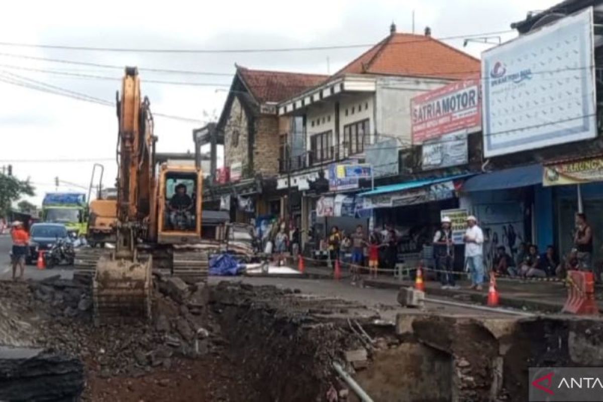 Lalulintas Denpasar-Gilimanuk dialihkan selama sebulan akibat jalan amblas