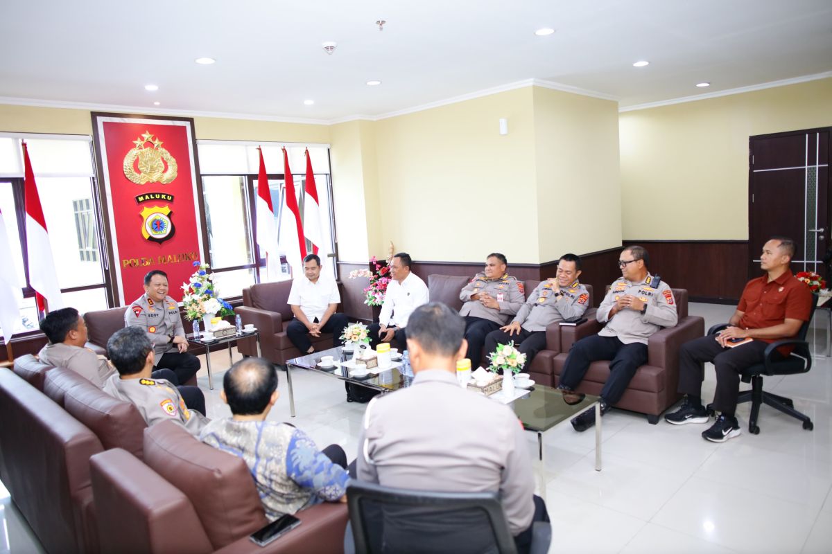 Polda Maluku bersama Divhubinter Polri perkuat sinergisitas hadapi kejahatan transnasional
