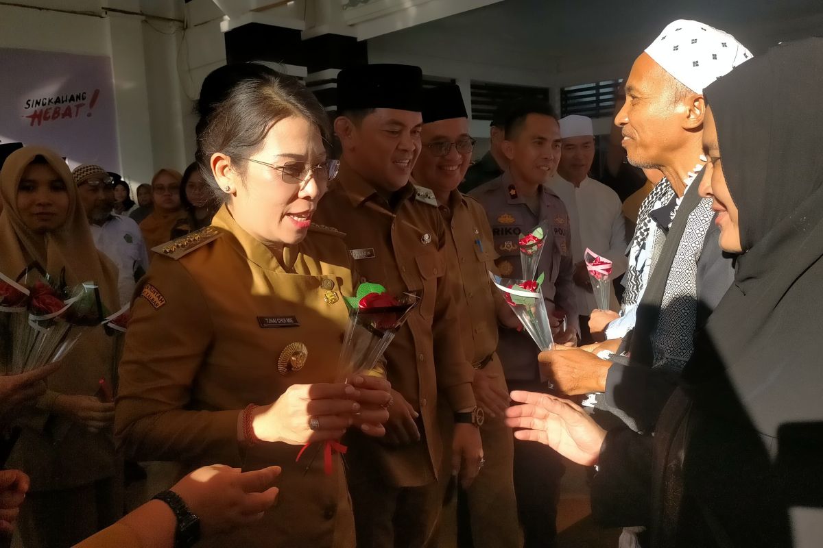 Wali Kota Singkawang menyambut kedatangan 109 jamaah haji