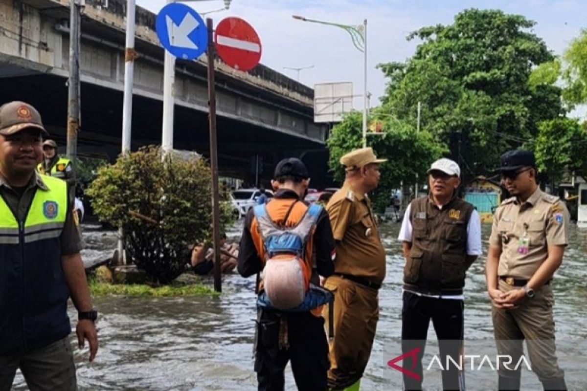 Jakbar atasi kemacetan akibat banjir di lampu merah Puri Kembangan