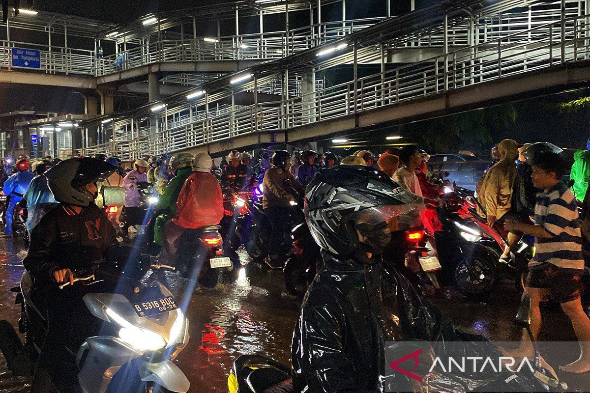 Banjir di Jakarta meluas menggenangi 46 RT pada Selasa pagi