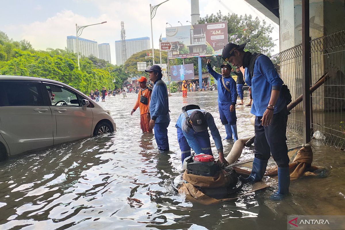 Jakbar operasikan pompa apung tangani banjir di Puri Kembangan