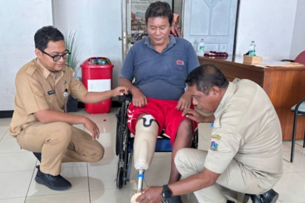 Pemkot Jakut salurkan ratusan unit alat bantu disabilitas