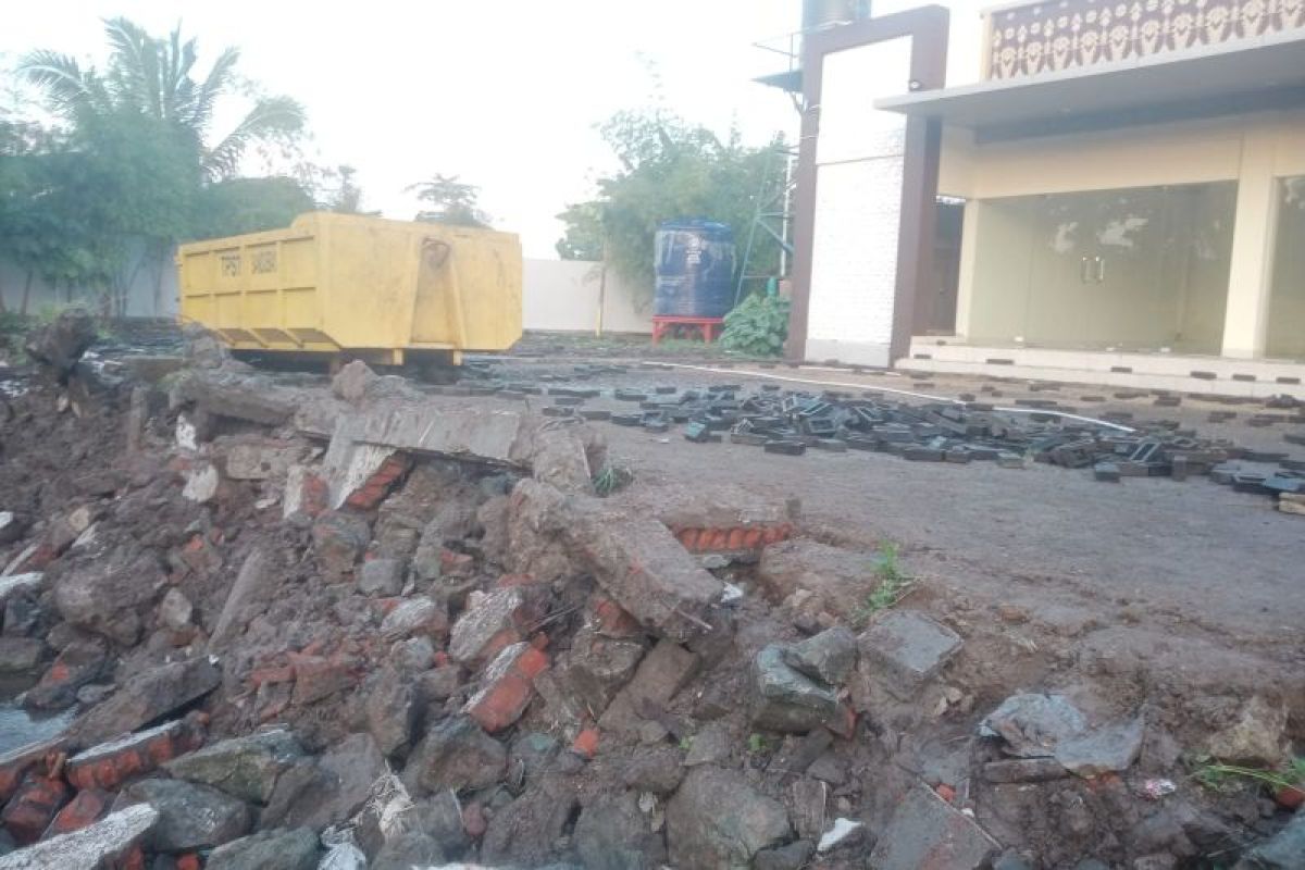 DLH Mataram anggarkan Rp100 juta perbaikan tembok TPST jebol akibat banjir