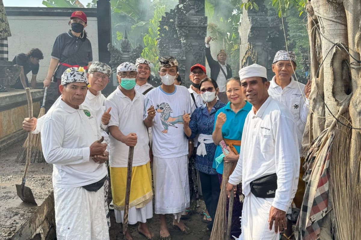 IAHN Gde Pudja dan PHDI NTB bersihkan pura terdampak banjir di Mataram