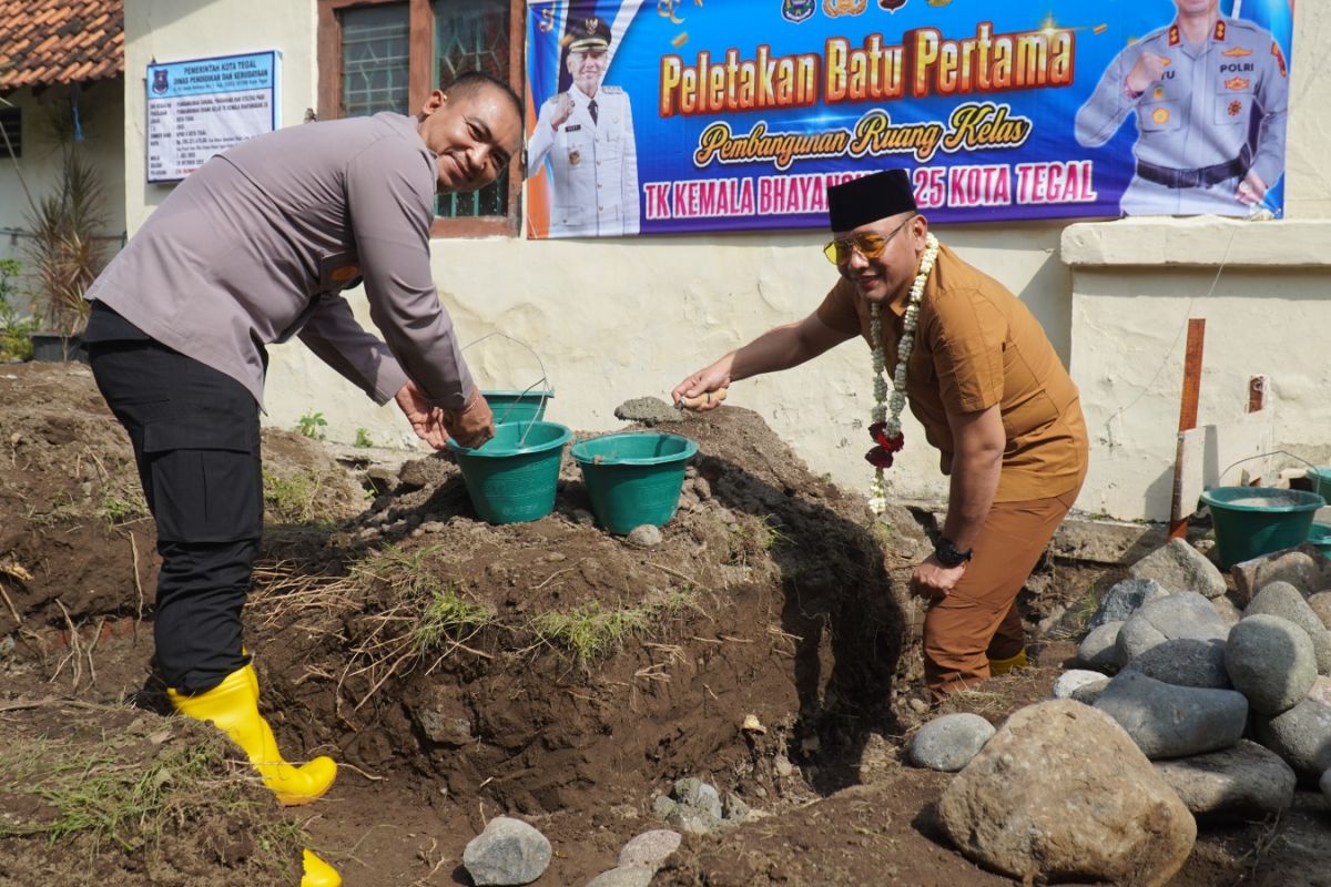 Peletakan batu pertama kelas baru TK Bhayangkari 25 Kota Tegal
