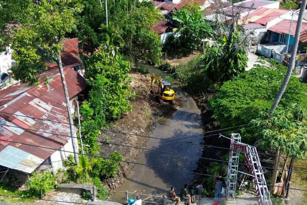 Pemkot Padang keruk Sungai Pampangan untuk cegah banjir musiman