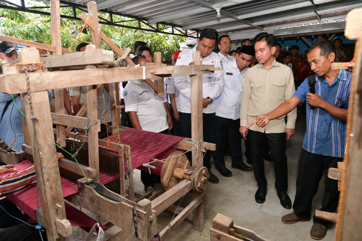 Gibran soroti pentingnya inovasi agar kain lurik semakin kekinian