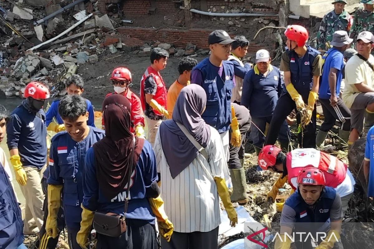 Puluhan relawan PMI NTB bersihkan sampah pascabanjir di Mataram