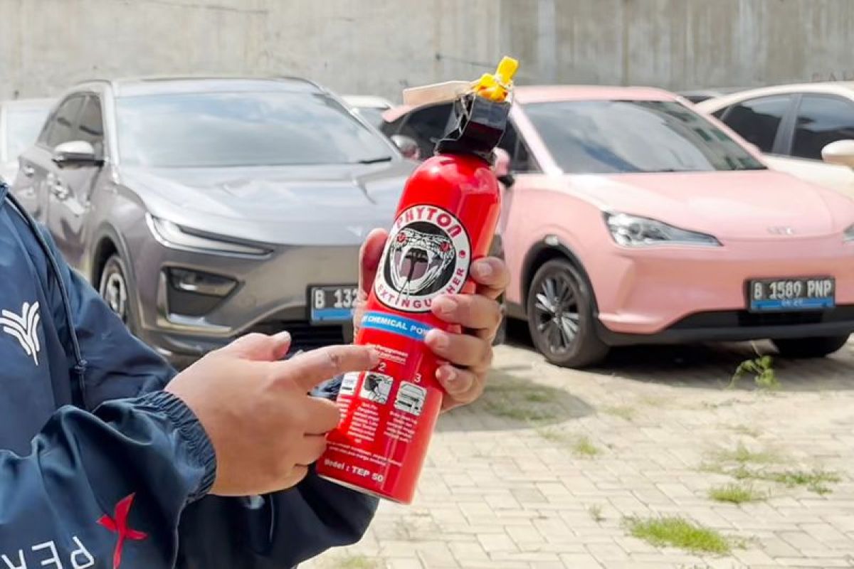 Kiat aman gunakan APAR pada mobil listrik