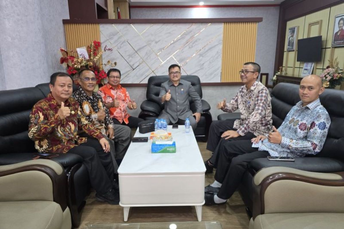 Ketua DPRD Sekadau Silaturahmi ke Ketua DPRD Kalbar, perkuat kebersamaan