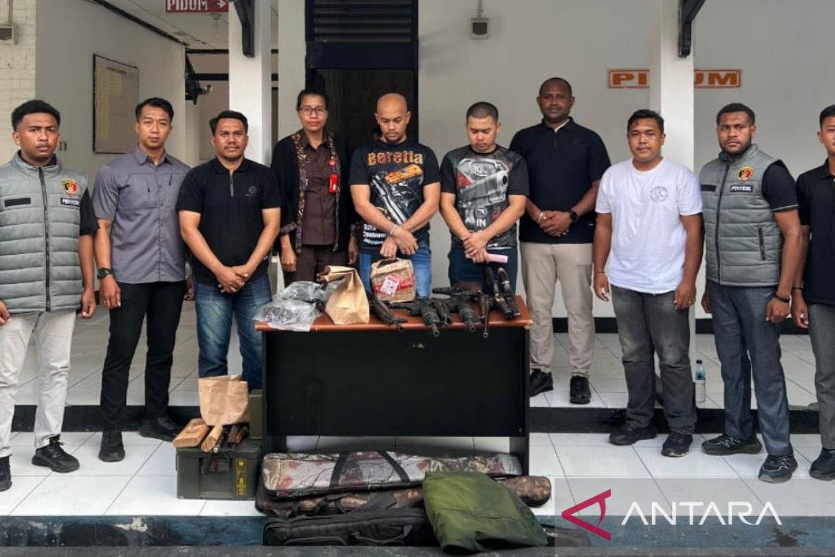 Polda Papua Barat serahkan tersangka pemilik senjata ilegal ke Kejaksaan