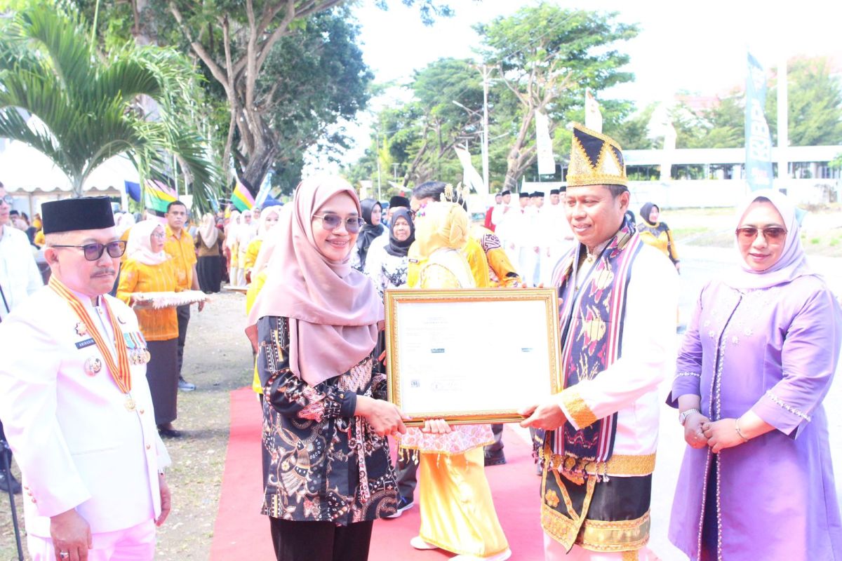 Kemenkum serahkan 10 sertifikat merek kepada pelaku UMKM di Banggai