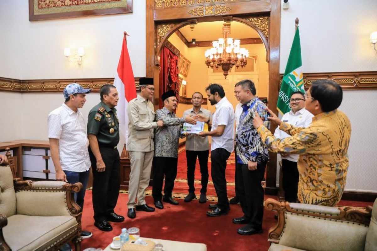 Gubernur Aceh serahkan dokumen pembangunan terowongan Geurutee ke Menteri PPN