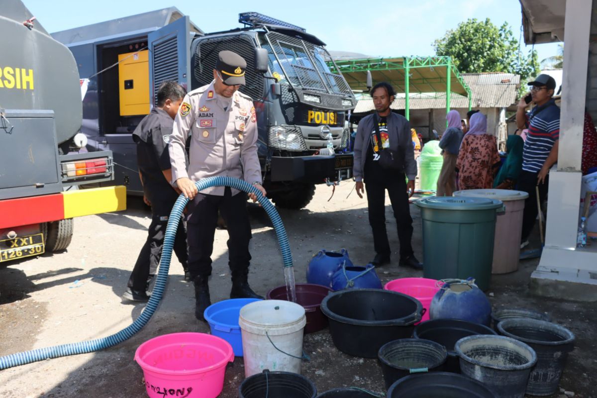 Sigap hadapi kekeringan, Polisi salurkan air bersih ke warga Praya Timur Loteng