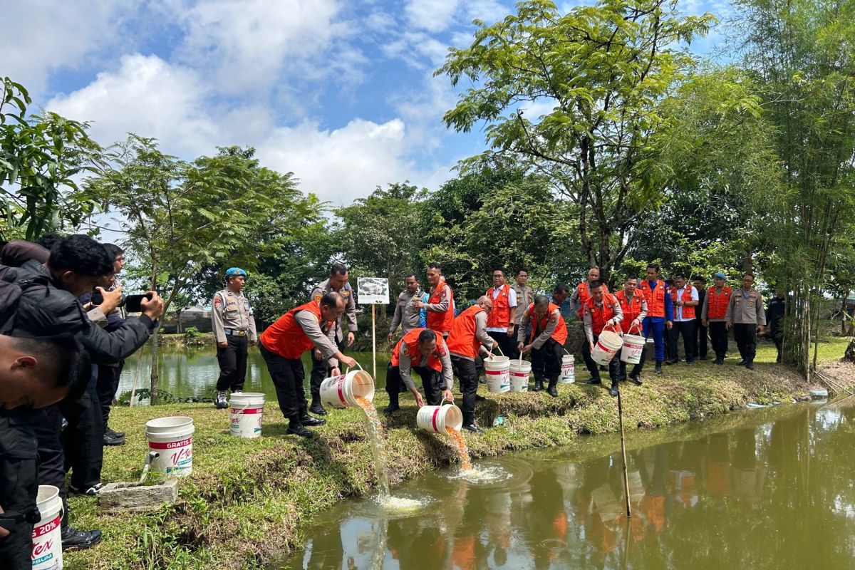 Polda Kepri tebar 50 ribu bibit ikan untuk dukung ketahanan pangan