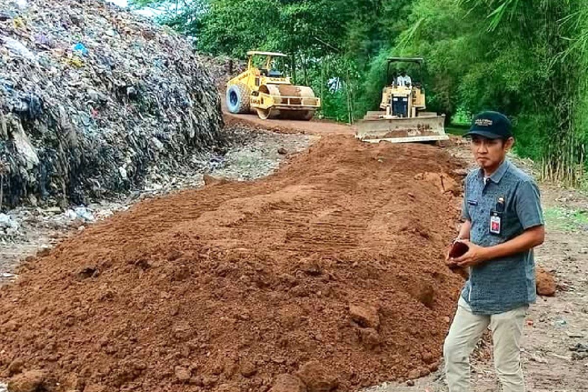 Dinas Bina Marga Kotim kerahkan alat berat bantu penanganan sampah di TPA