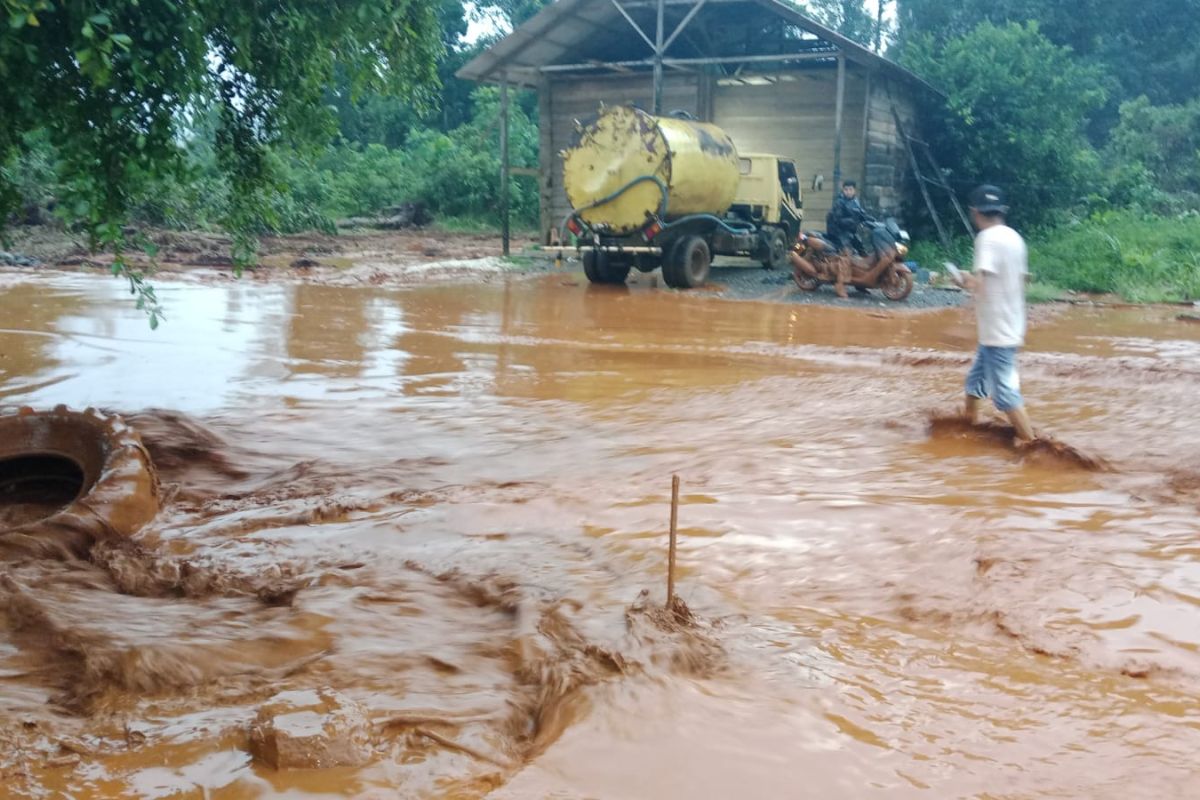 BNPB advises vigilance after several regions record floods, fires