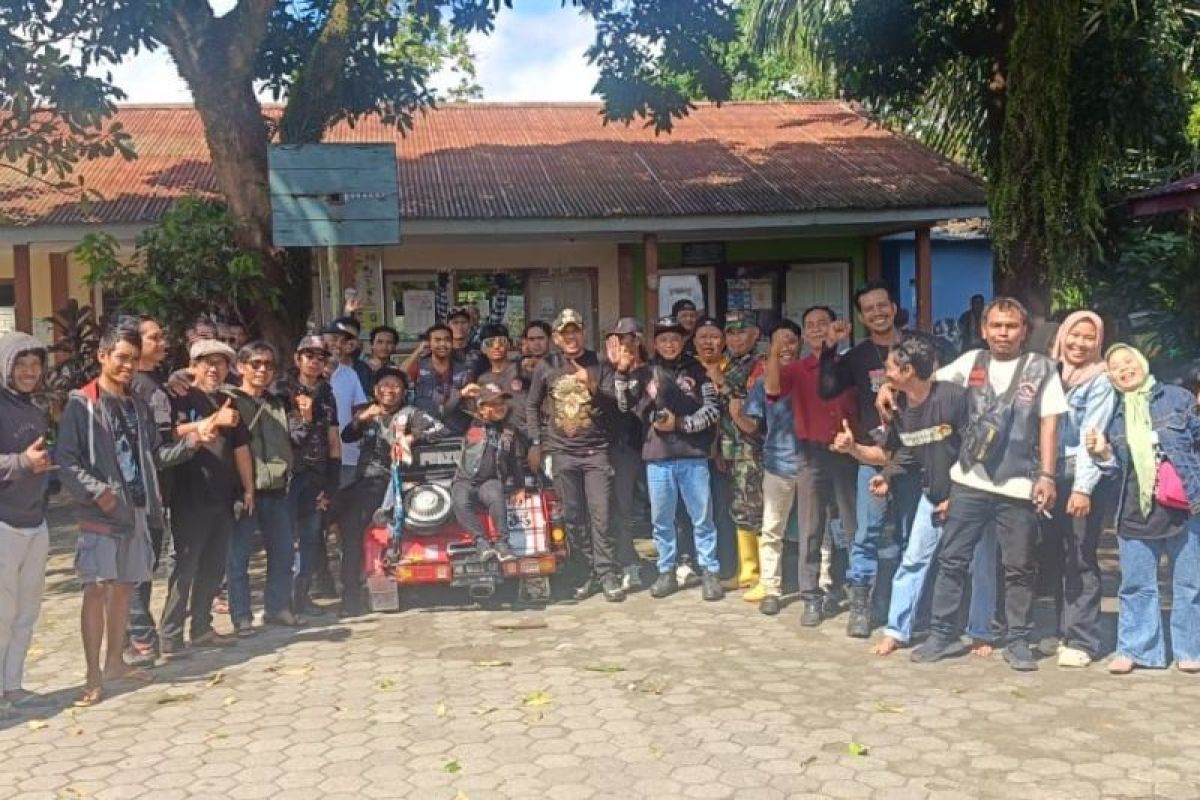 Paguyuban Vespa Lombok Timur salurkan bantuan untuk korban banjir Mataram