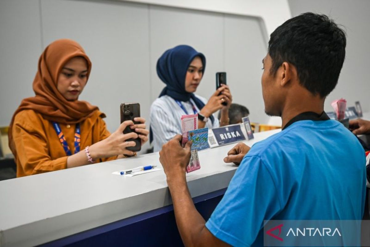 Indonesia disburses $421 million in wage aid to workers