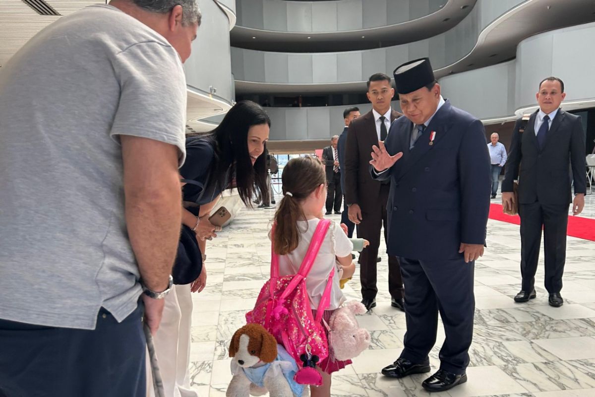 Momen Prabowo sapa dan puji kecantikan anak kecil Brazil