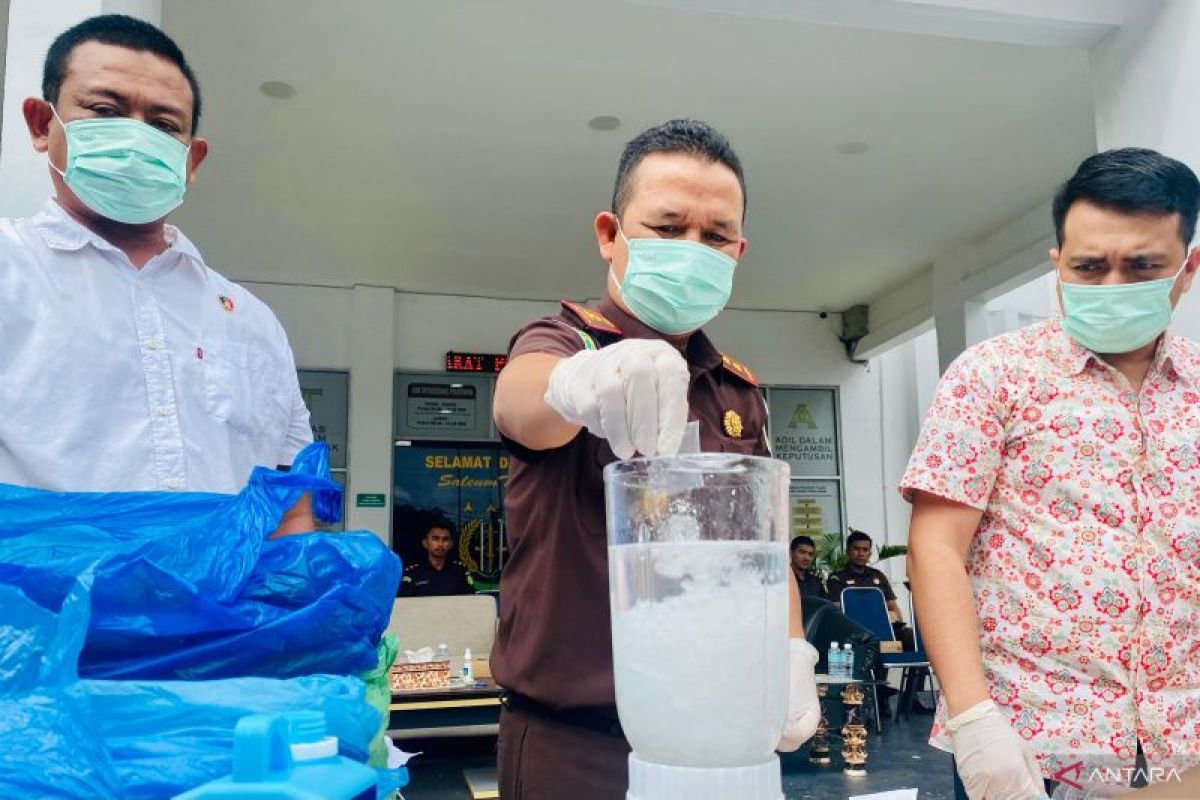 Kejari Aceh Barat musnahkan 3,1 kg ganja dan satu pucuk senpi