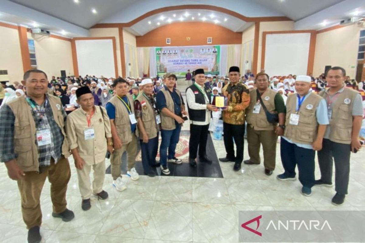 Impun Siregar terima Anugerah Kakan Kemenag Terinformatif 2025