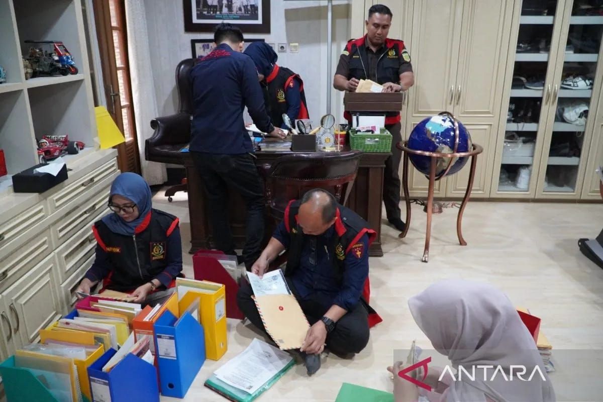 Jaksa geledah rumah Alex Noerdin terkait dugaan korupsi Pasar Cinde