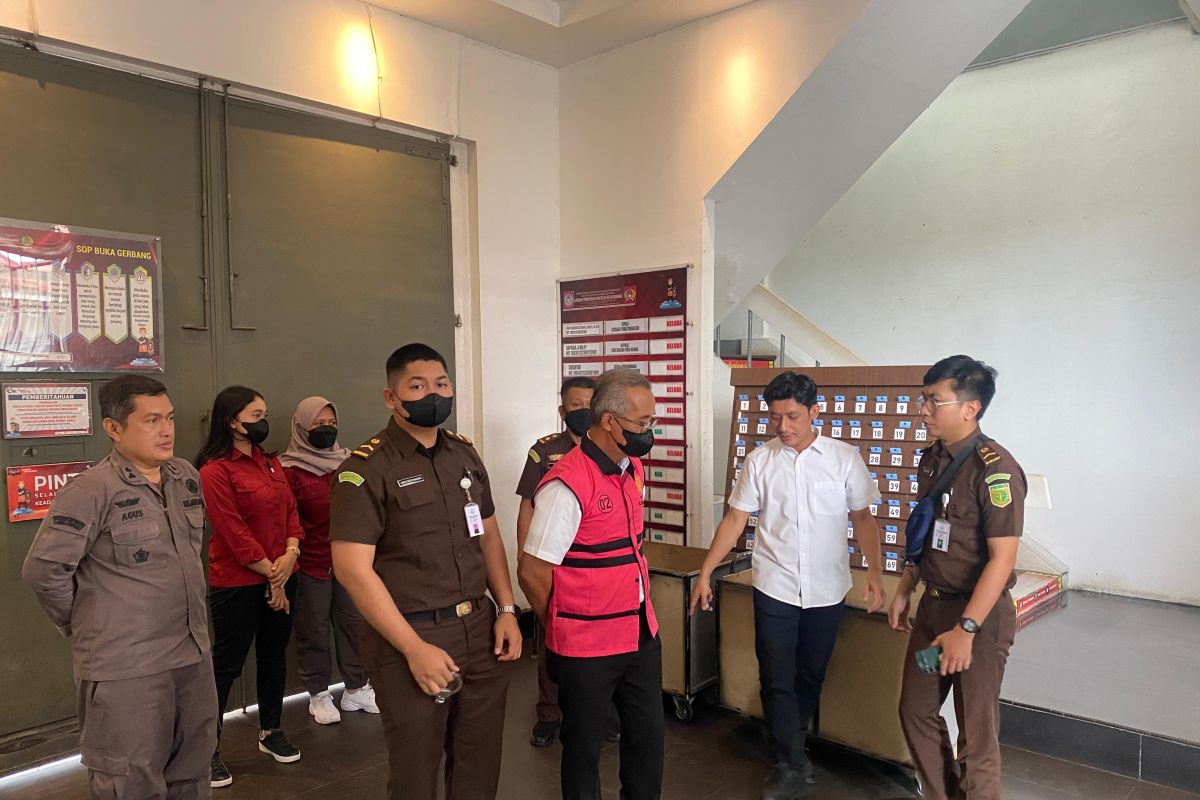 Kejari Singkawang tahan mantan Pj Wali Kota terkait kasus korupsi