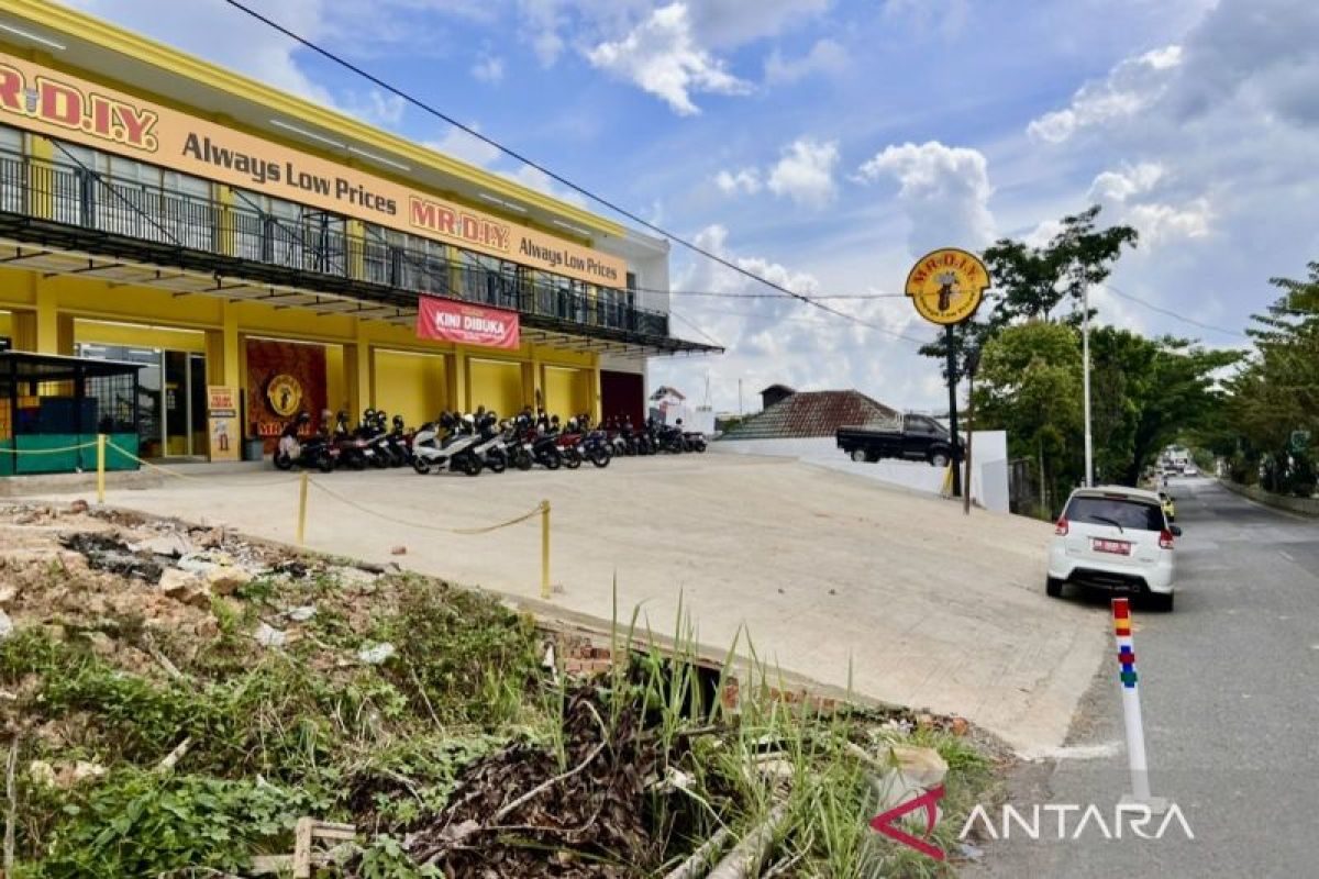 Parkiran mobil depan toko MR D.I.Y Balangan dianggap bahayakan pengendara