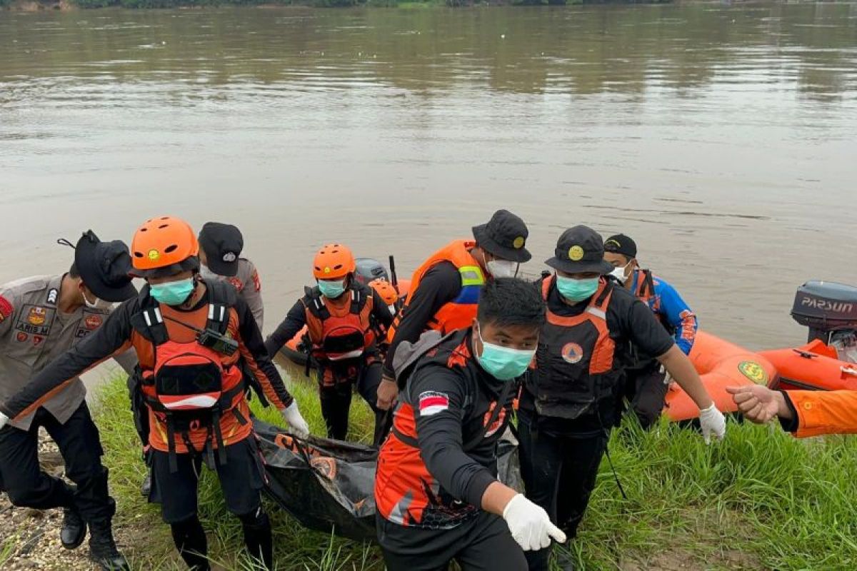 Tim SAR gabungan temukan dua korban kapal motor tertabrak tongkang