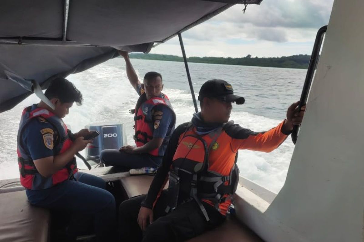Tim SAR gabungan  evakuasi penumpang KM Sumber Hidup 03