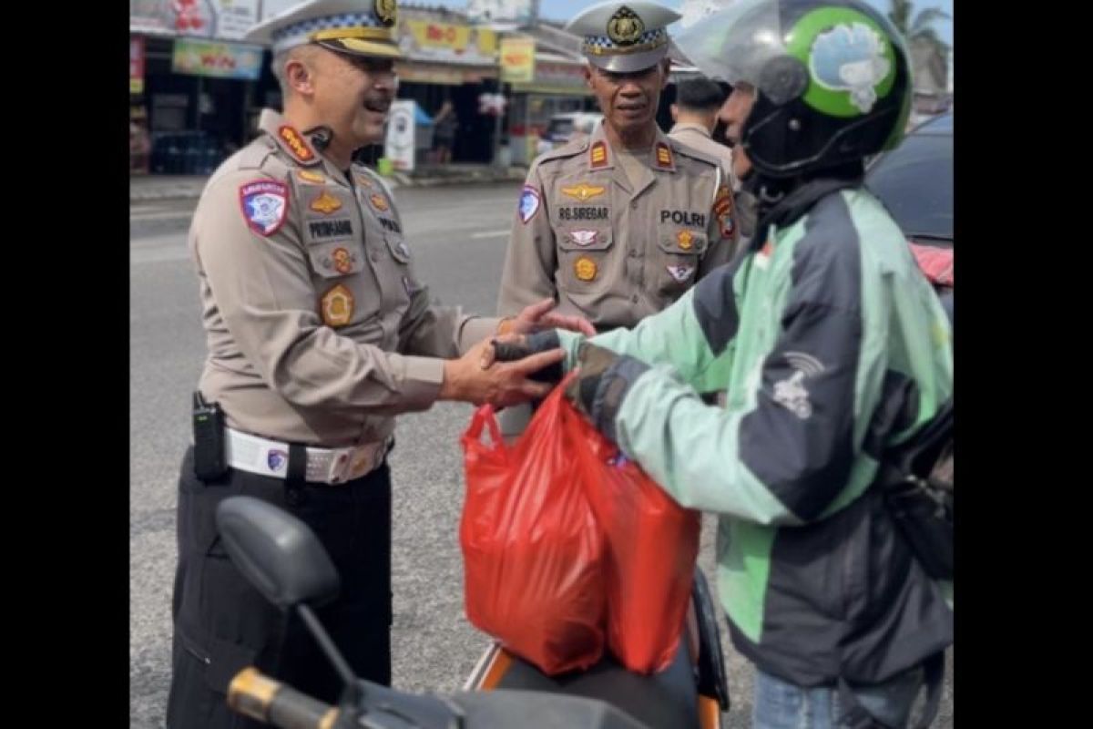 Ditlantas Polda Babel bagikan puluhan paket sembako ke pengendara